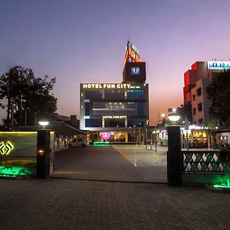Hotel Fun City Navsari Bagian luar foto