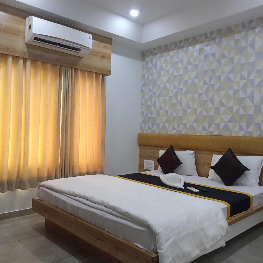 Hotel Fun City Navsari Bagian luar foto