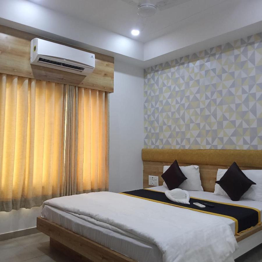 Hotel Fun City Navsari Bagian luar foto