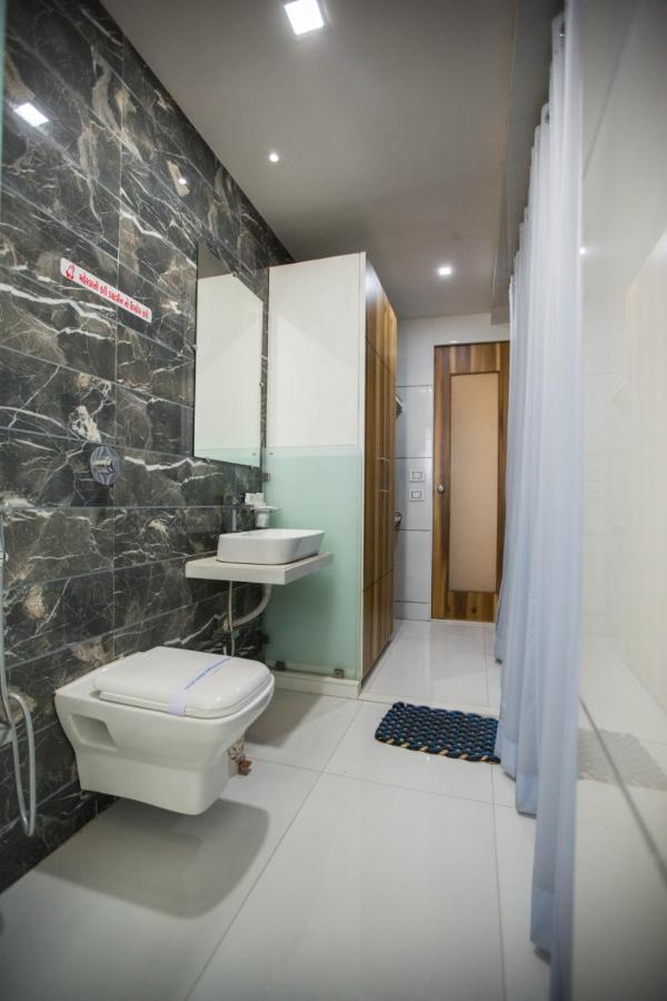 Hotel Fun City Navsari Bagian luar foto