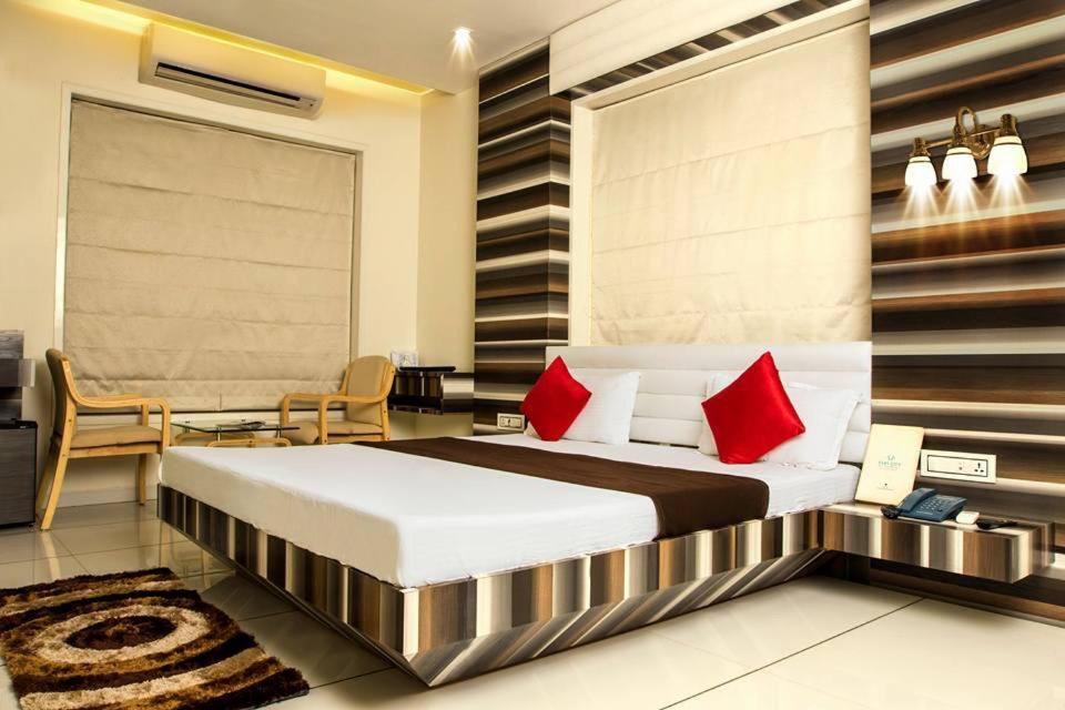 Hotel Fun City Navsari Bagian luar foto