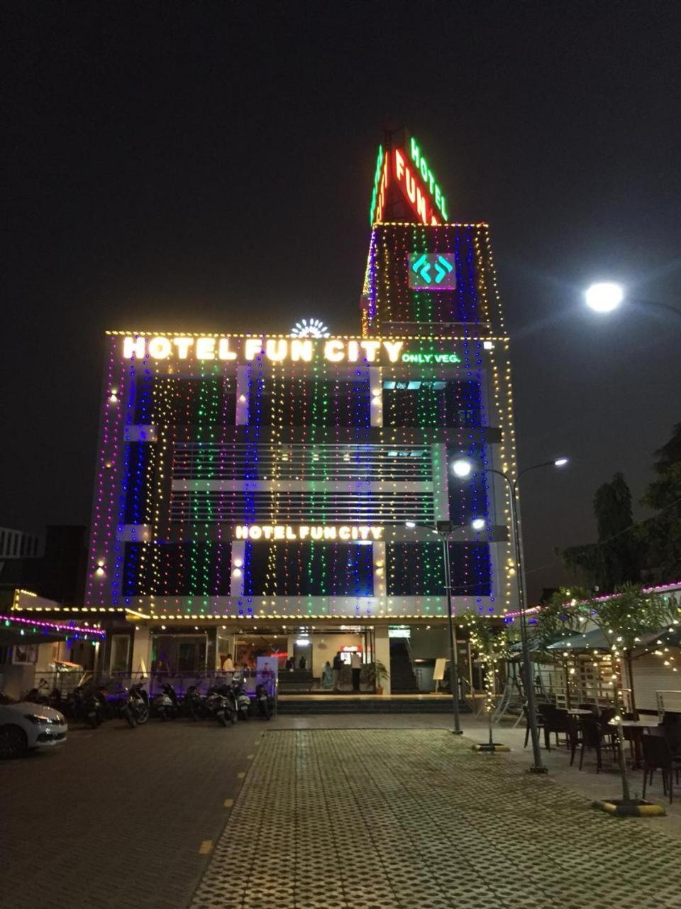 Hotel Fun City Navsari Bagian luar foto