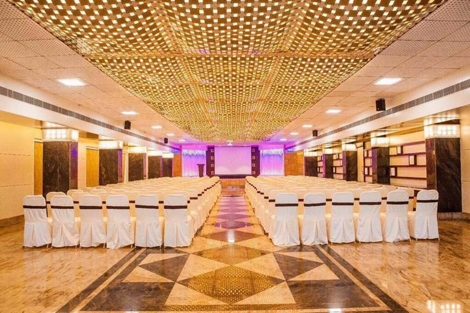 Hotel Fun City Navsari Bagian luar foto