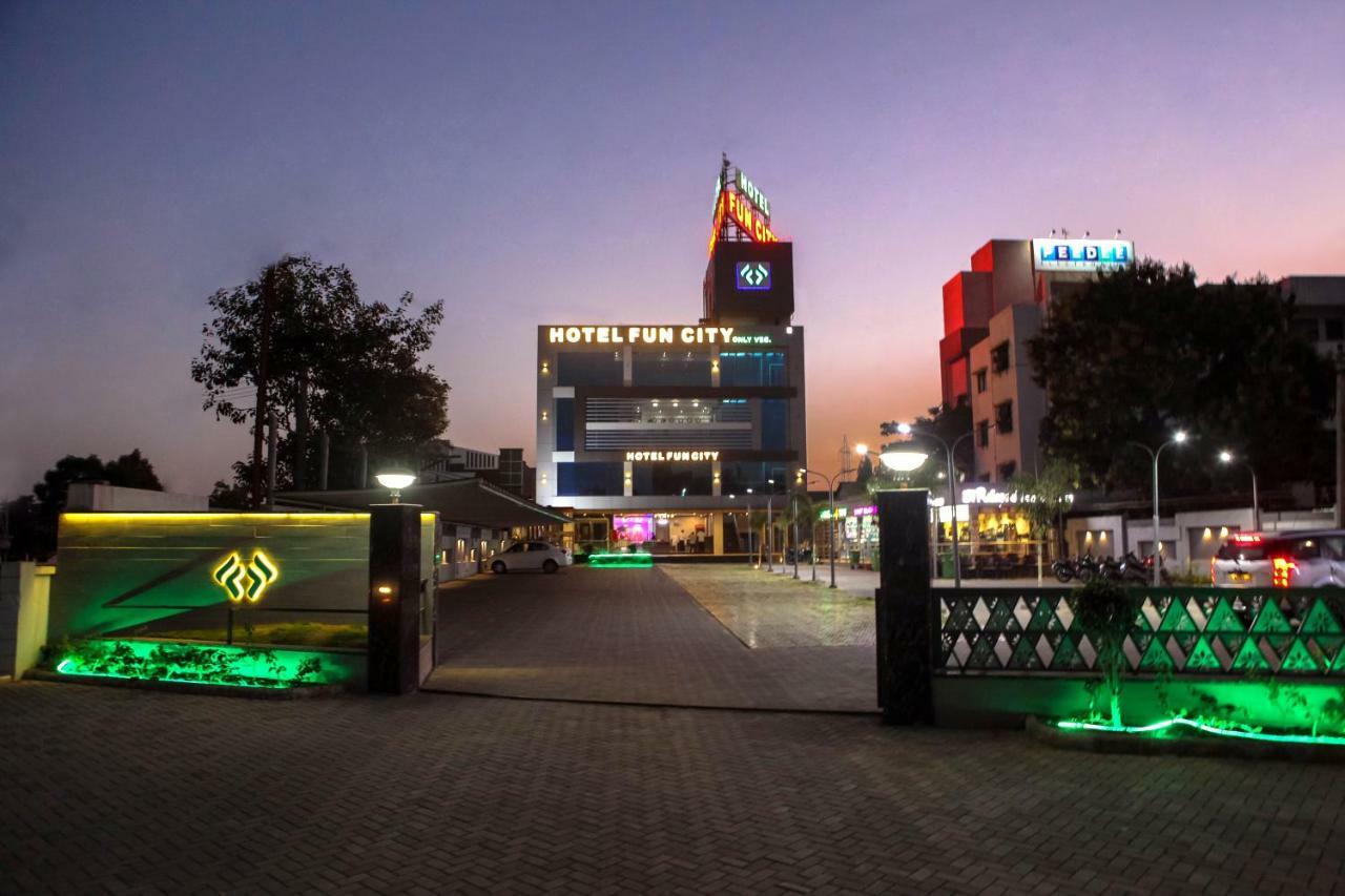 Hotel Fun City Navsari Bagian luar foto