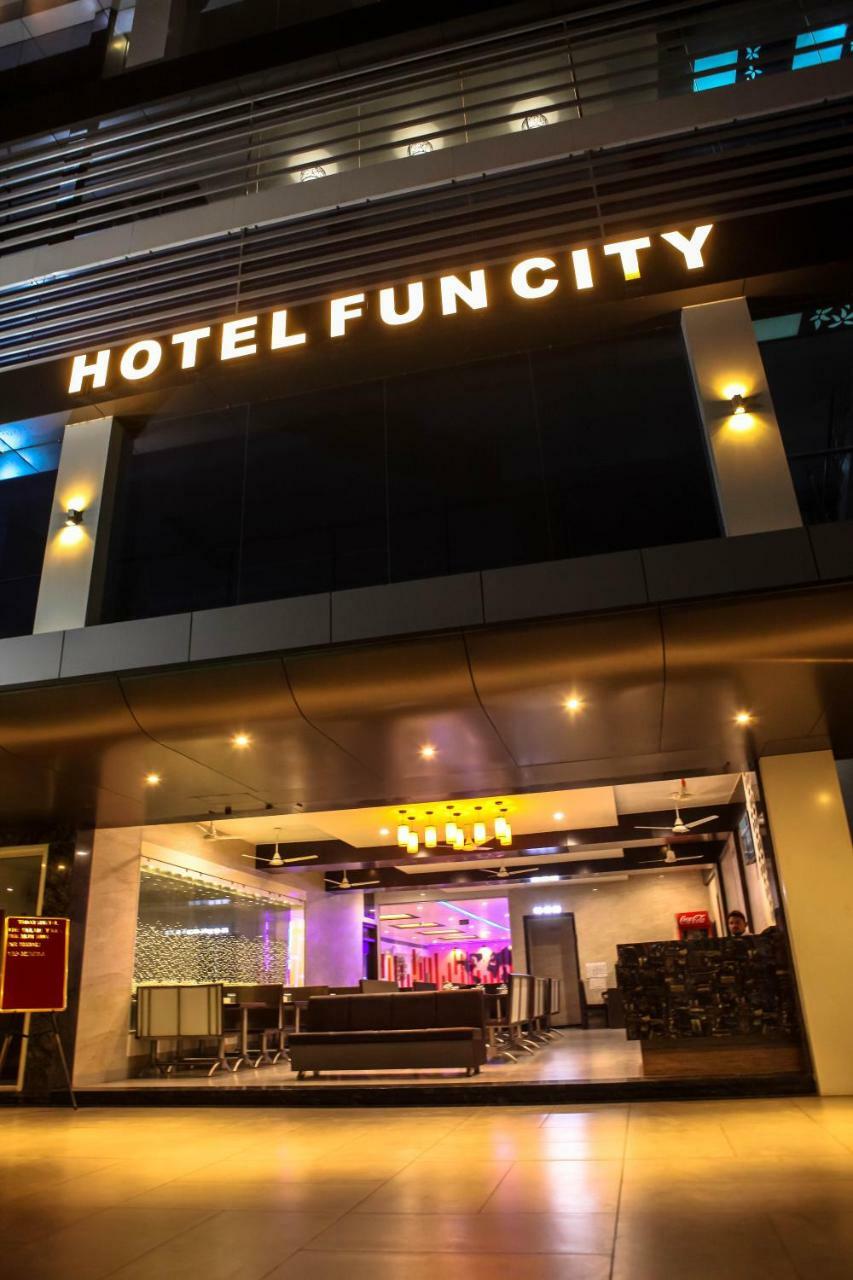 Hotel Fun City Navsari Bagian luar foto