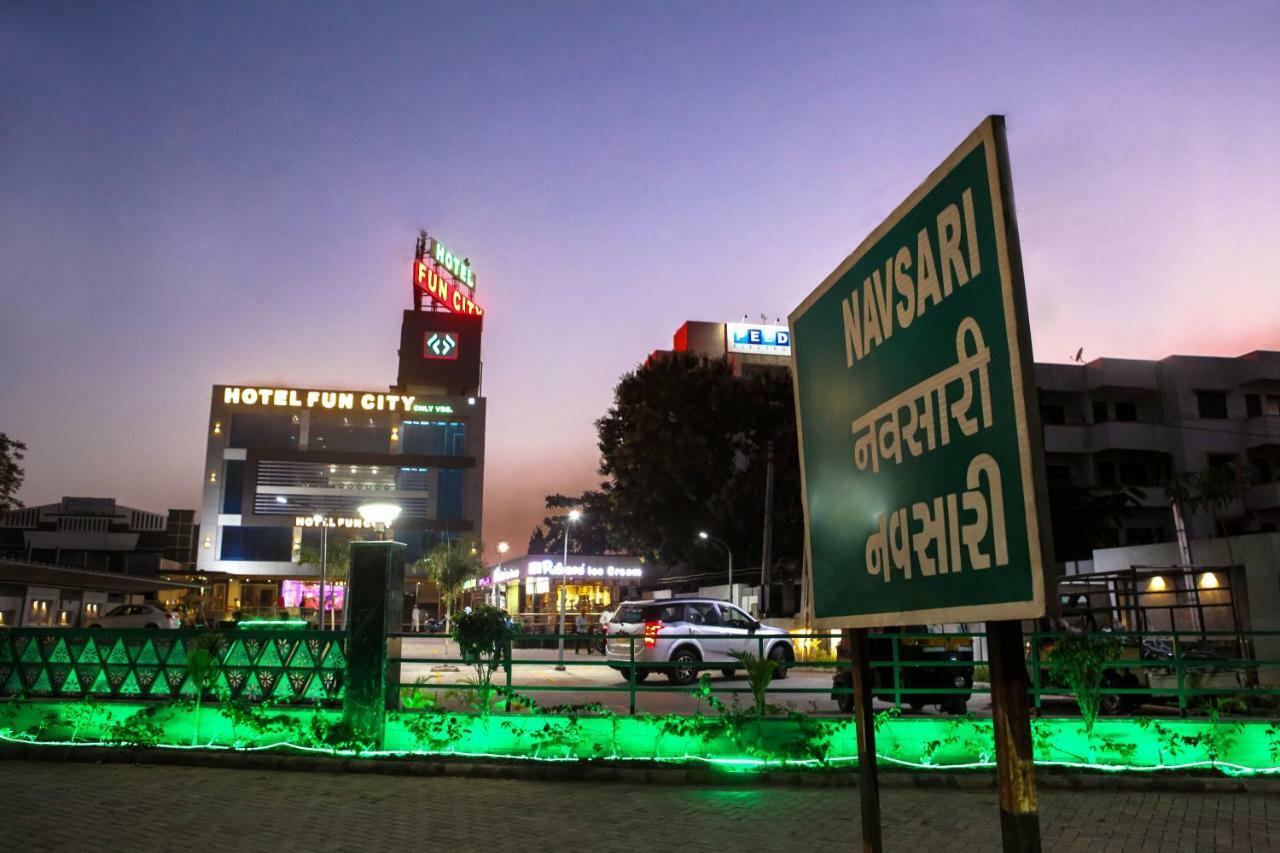 Hotel Fun City Navsari Bagian luar foto