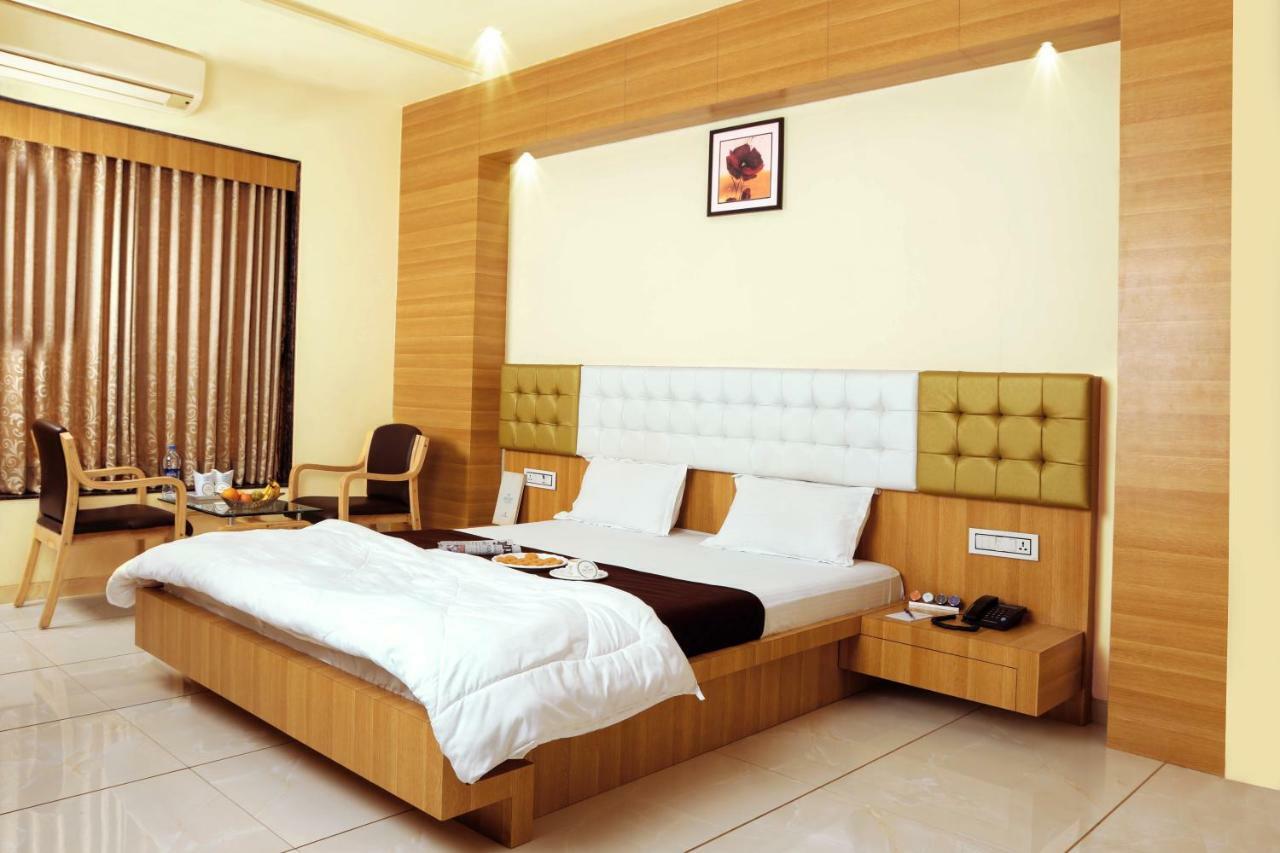 Hotel Fun City Navsari Bagian luar foto