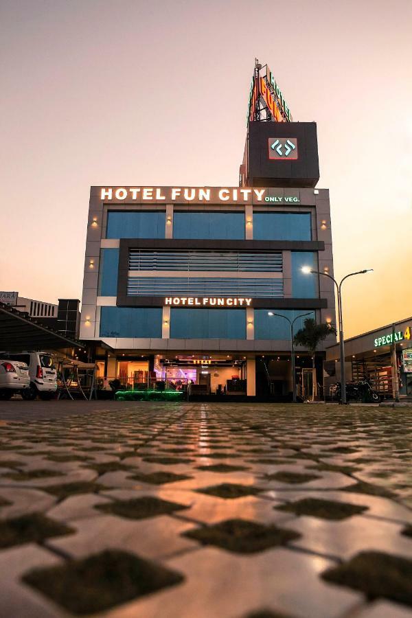 Hotel Fun City Navsari Bagian luar foto