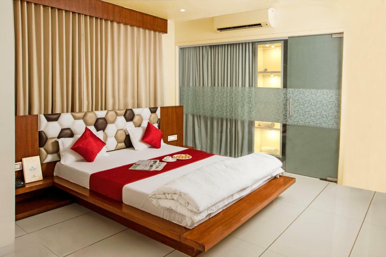 Hotel Fun City Navsari Bagian luar foto