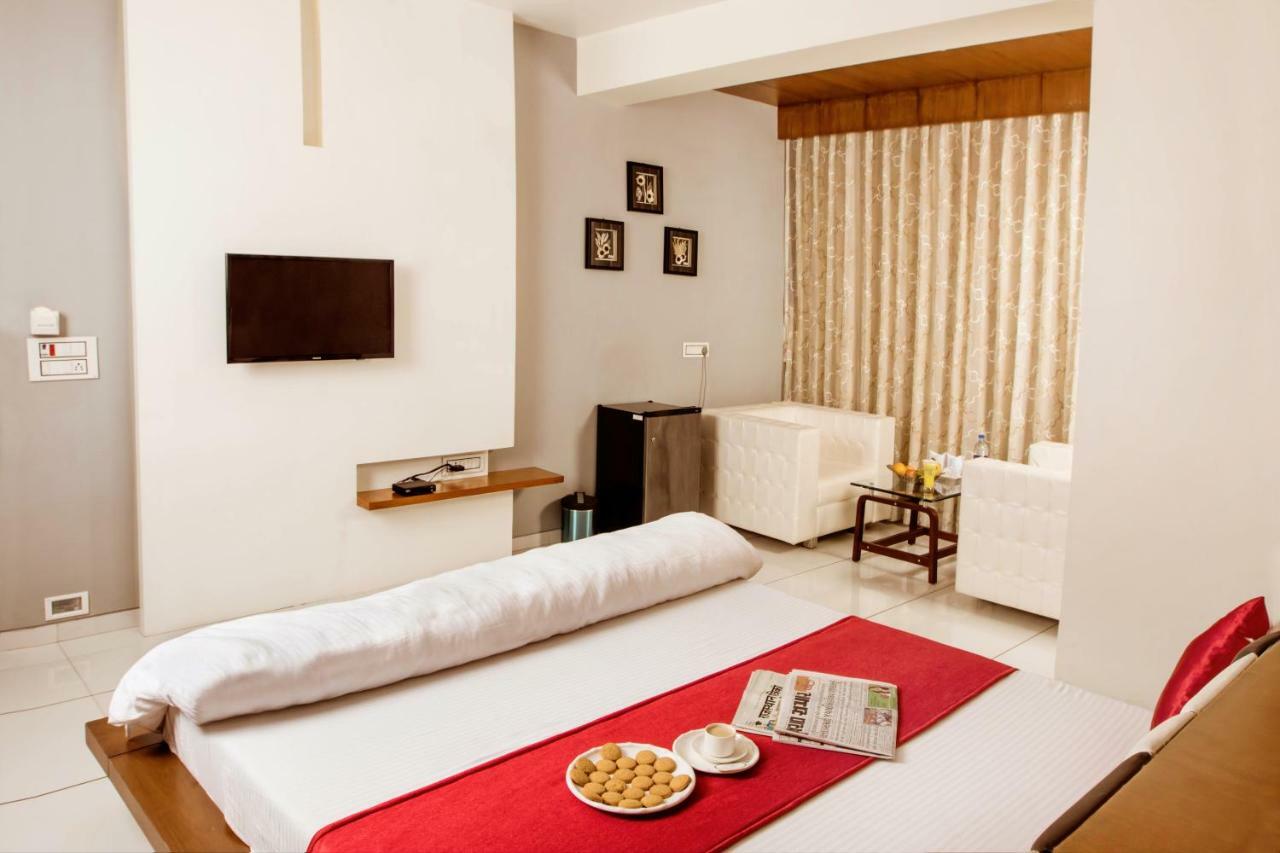 Hotel Fun City Navsari Bagian luar foto