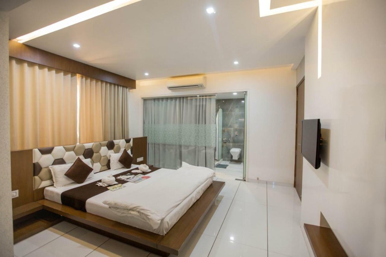 Hotel Fun City Navsari Bagian luar foto