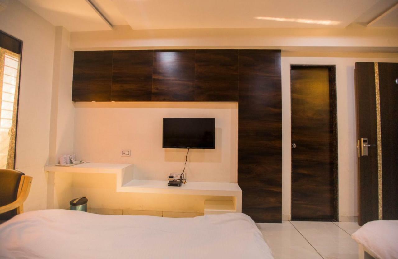 Hotel Fun City Navsari Bagian luar foto