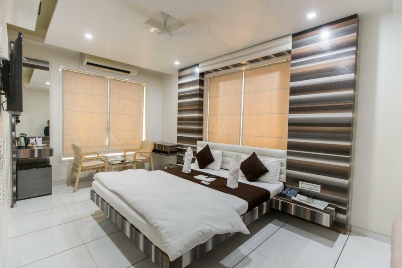 Hotel Fun City Navsari Bagian luar foto