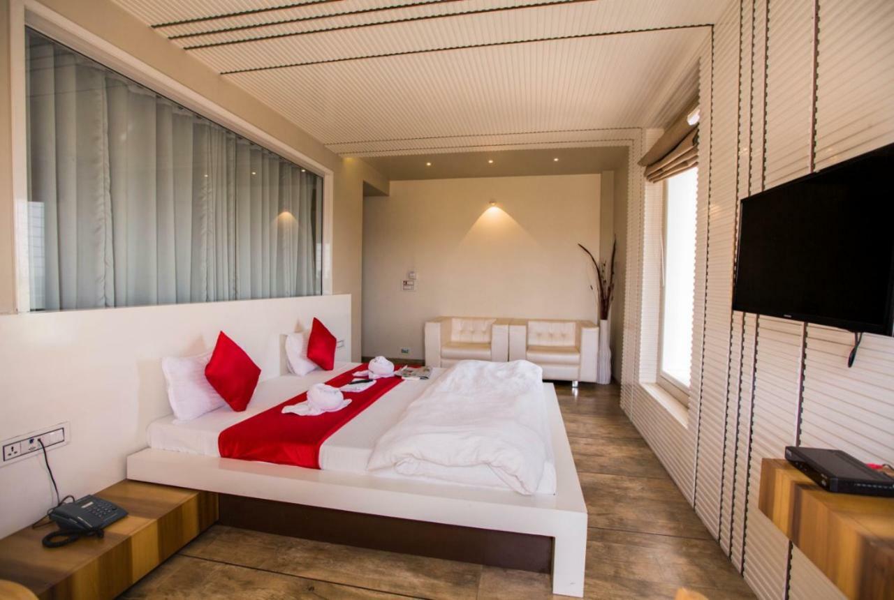 Hotel Fun City Navsari Bagian luar foto