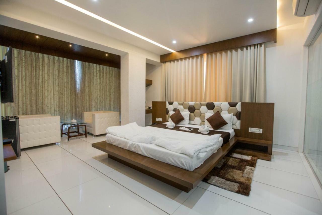Hotel Fun City Navsari Bagian luar foto