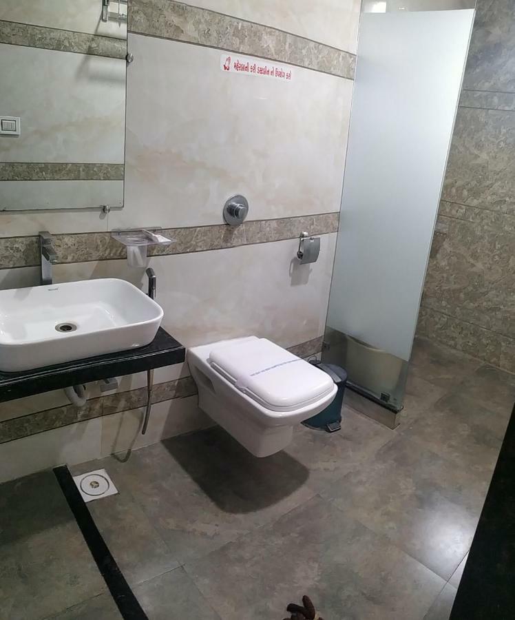 Hotel Fun City Navsari Bagian luar foto