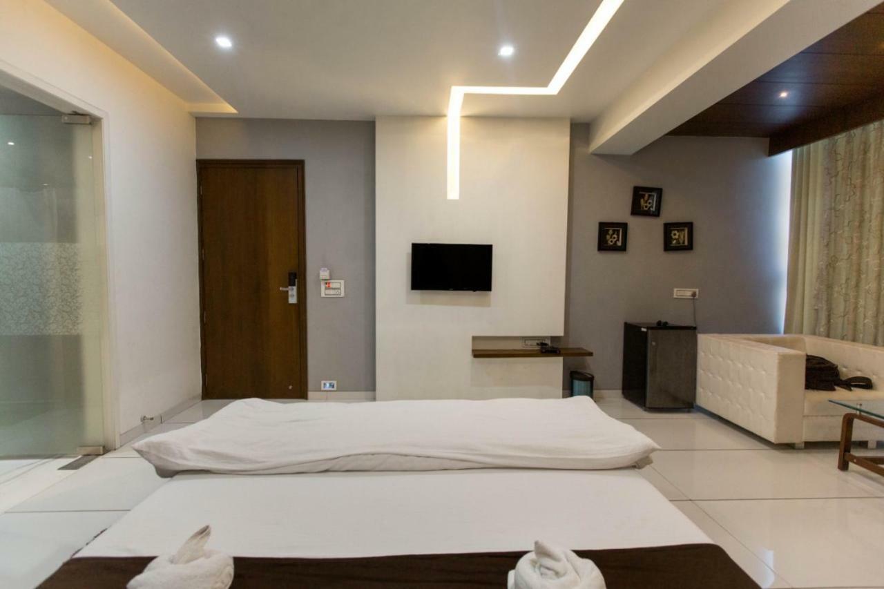 Hotel Fun City Navsari Bagian luar foto